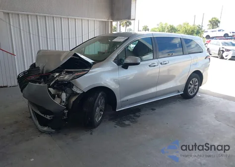 2021 Toyota Sienna Le z USA, uszkodzony, nr VIN 5TDKRKEC7MS041323